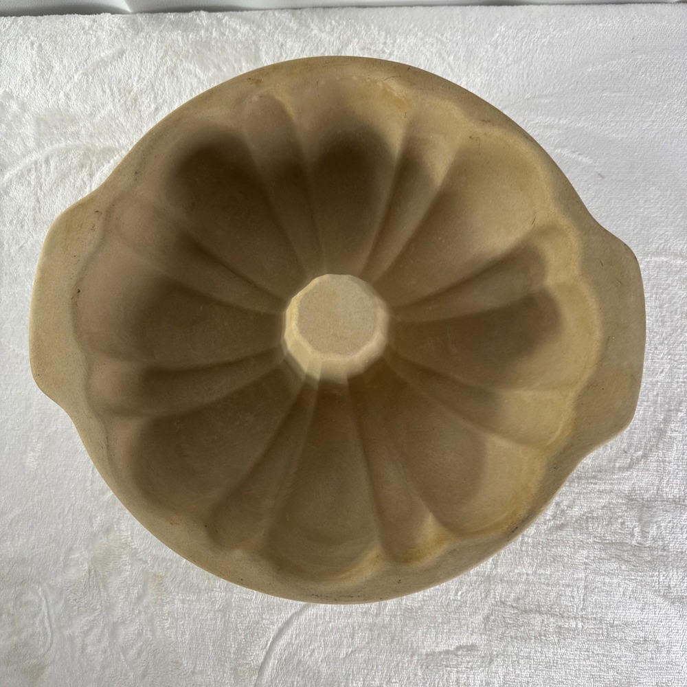 PAMPERED CHEF FLUTED BUNDT PAN, FAMILY HERITAGE STONEWARE, RETIRED